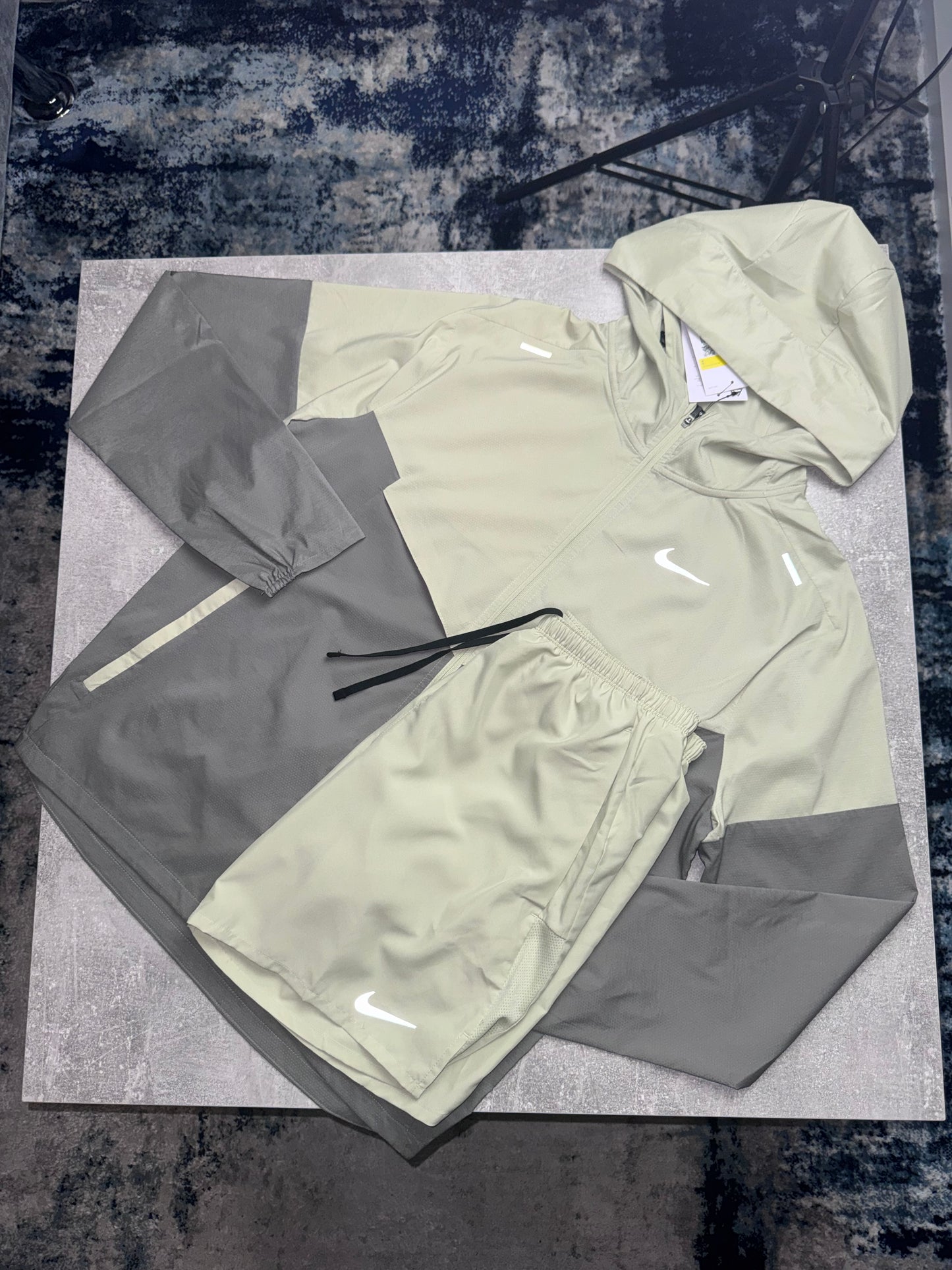 Nike Windbreaker Set - Olive Aura