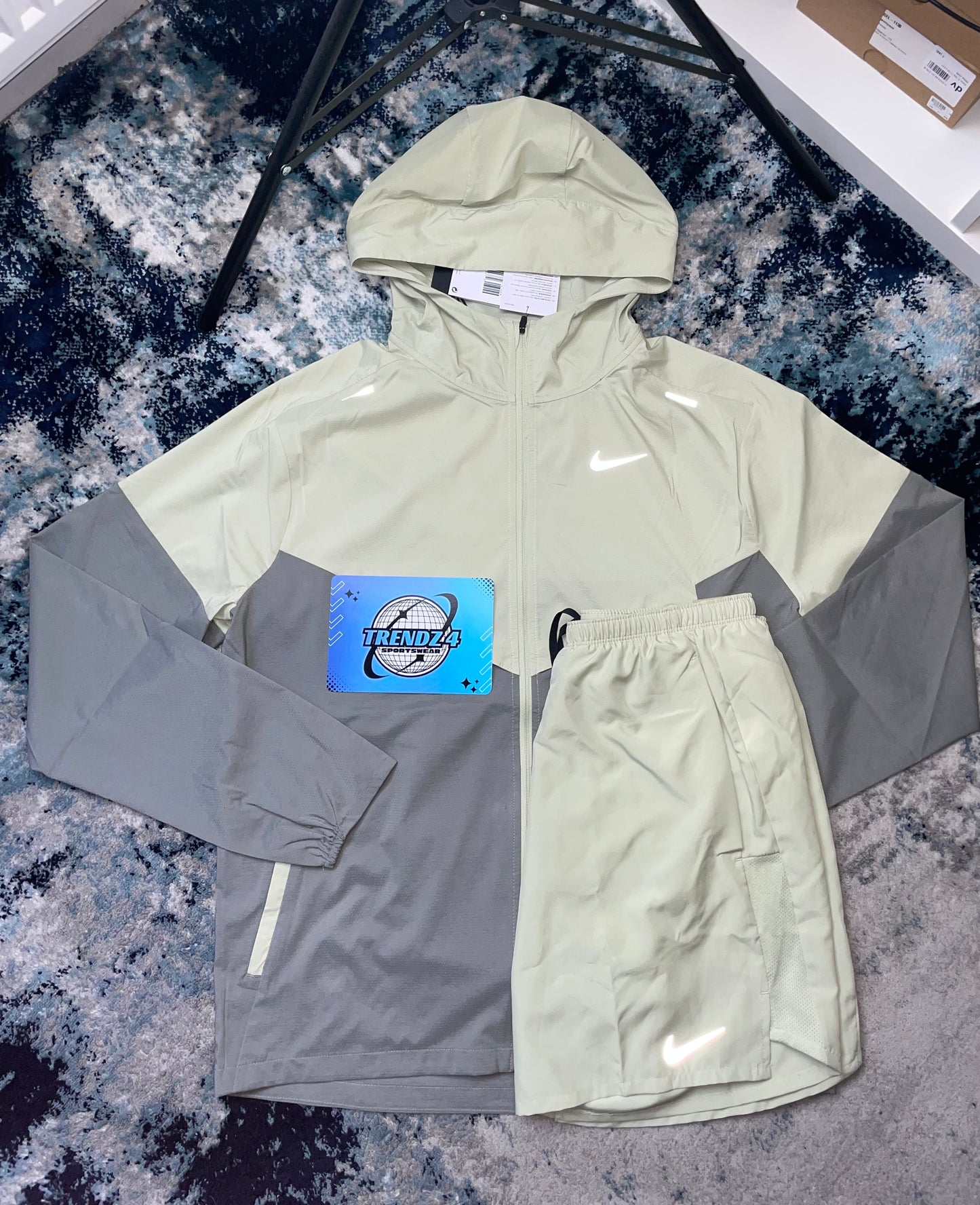 Nike Windbreaker Set - Olive Aura